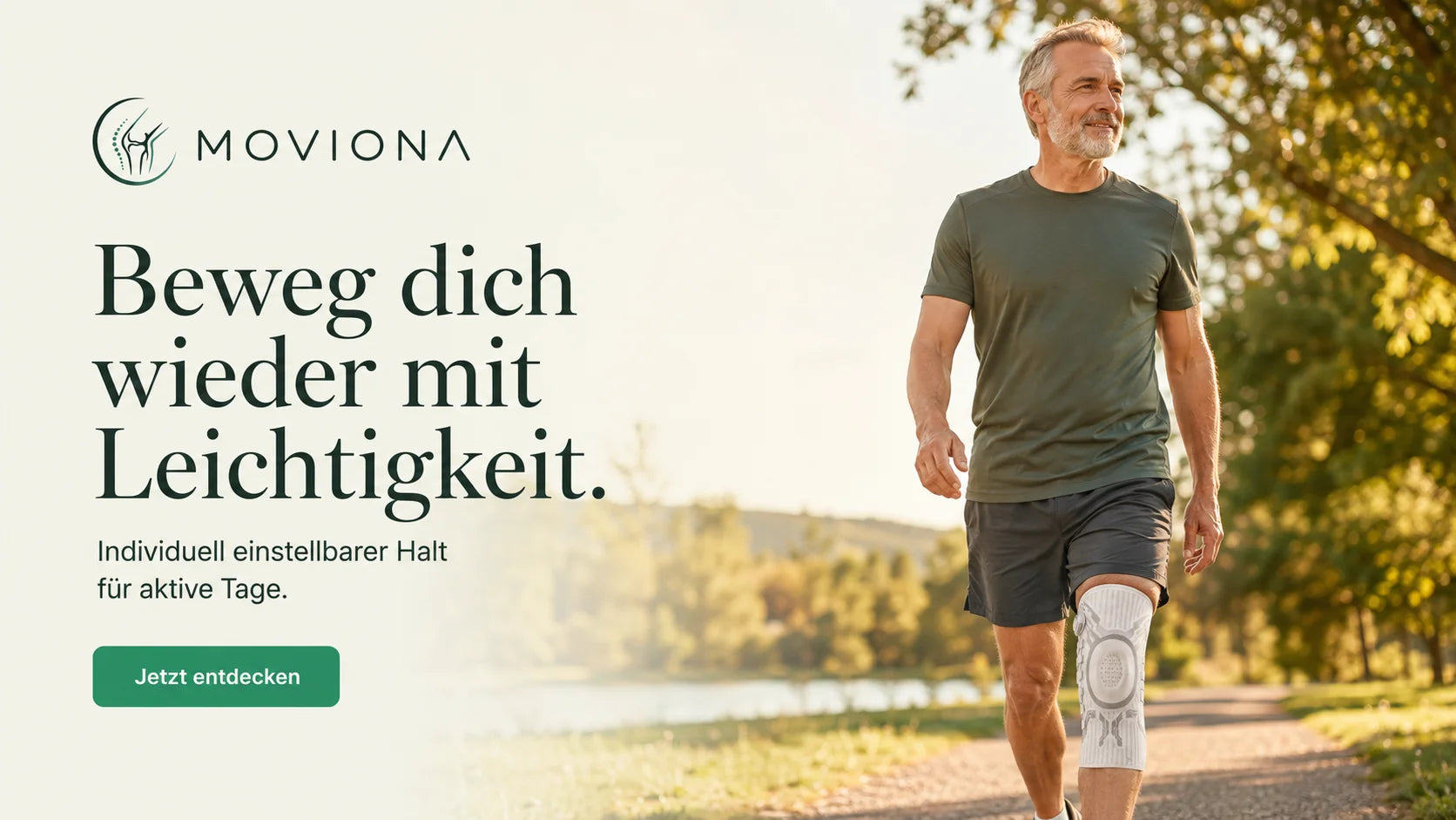 Aktiver Mann spaziert mit der Moviona SmartDial Kniebandage am See